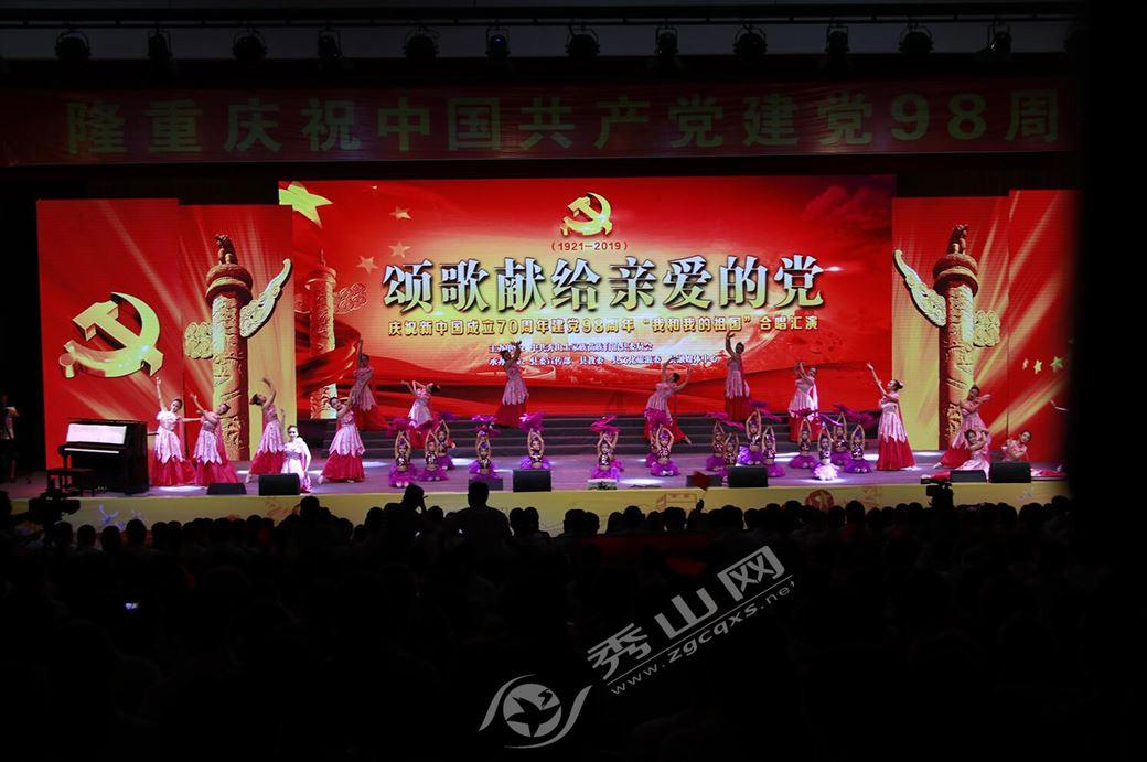 刘涛线下活动图曝光！穿红色紧身裙秀“花瓶腰”