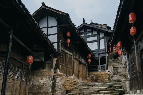 家里床铺上、地上频繁出现这种虫子，请问是啥虫子？好可怕...怎么消灭？在线等游戏画面